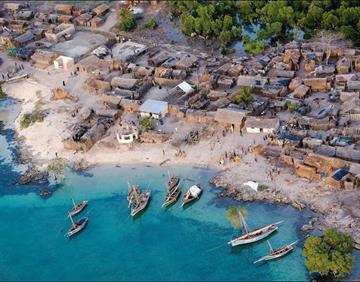 Красивый вид на африканскую деревню у океана.