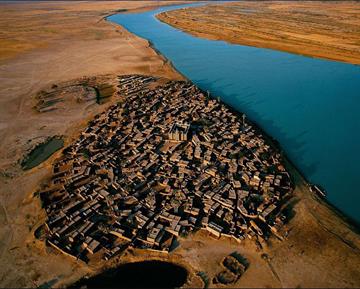 Деревня на берегу реки Нигер.