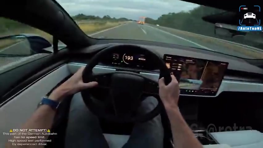 Как выглядит разгон Tesla S PLAID до 328 км/ч от первого лица на автобане, где нет ограничений на скорость.