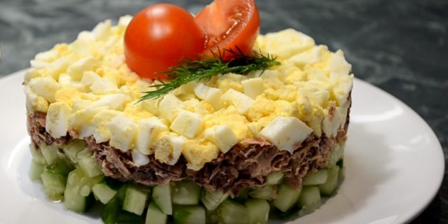 Салат с консервированным тунцом, огурцами и яйцами