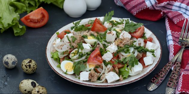 Салат с тунцом, помидором, перепелиными яйцами и фетой