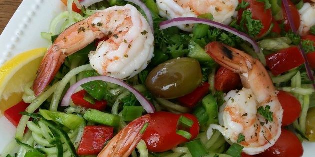 Салат с огурцами, креветками и оливками