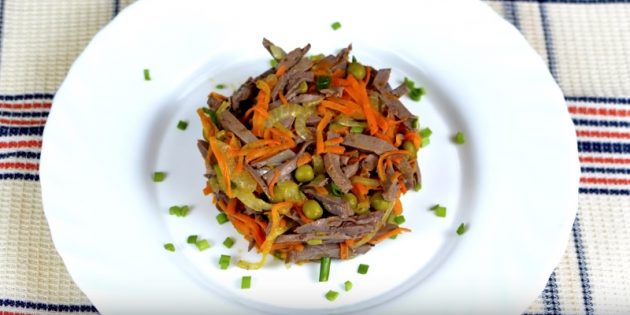 Салат с зелёным горошком, морковью и куриными сердечками