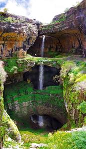 Пещера трёх мостов в Ливане превращается в водопад, когда тает зимний снег