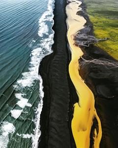 Место в Исландии, где встречаются зелёные поля, жёлтая река, чёрный пляж и синий океан