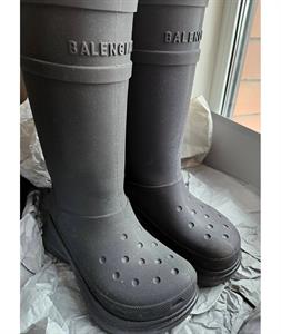 Резиновые сапоги в коллаборации Balenciaga and Crocs. Цена: €600