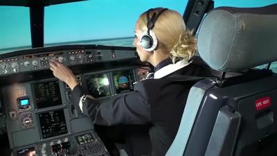 Стюардесса пытается посадить A320