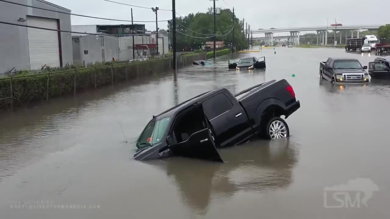 Ураган Бета отправил под воду сотни автомобилей в Техасе