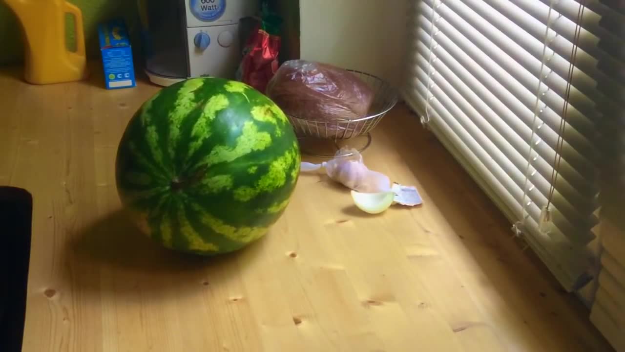 Как резать арбуз для подачи на стол
