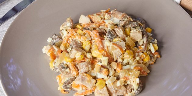 Салат с кукурузой, грибами, курицей и морковью