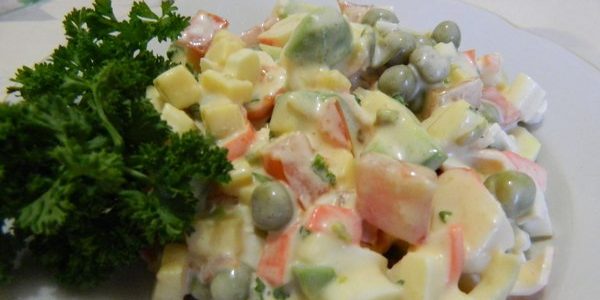 Салат с зелёным горошком, крабовыми палочками, авокадо, помидором и сыром
