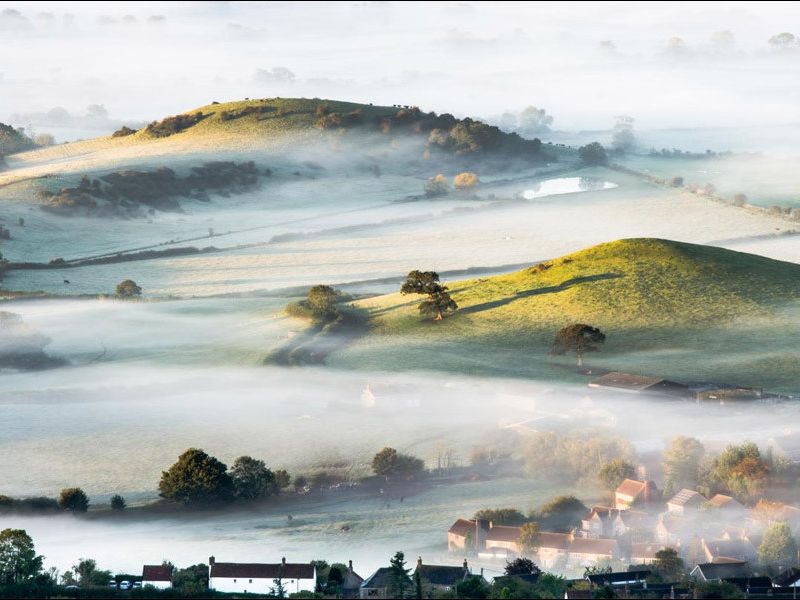 Туман в сельской местности на юго-западе Англии.