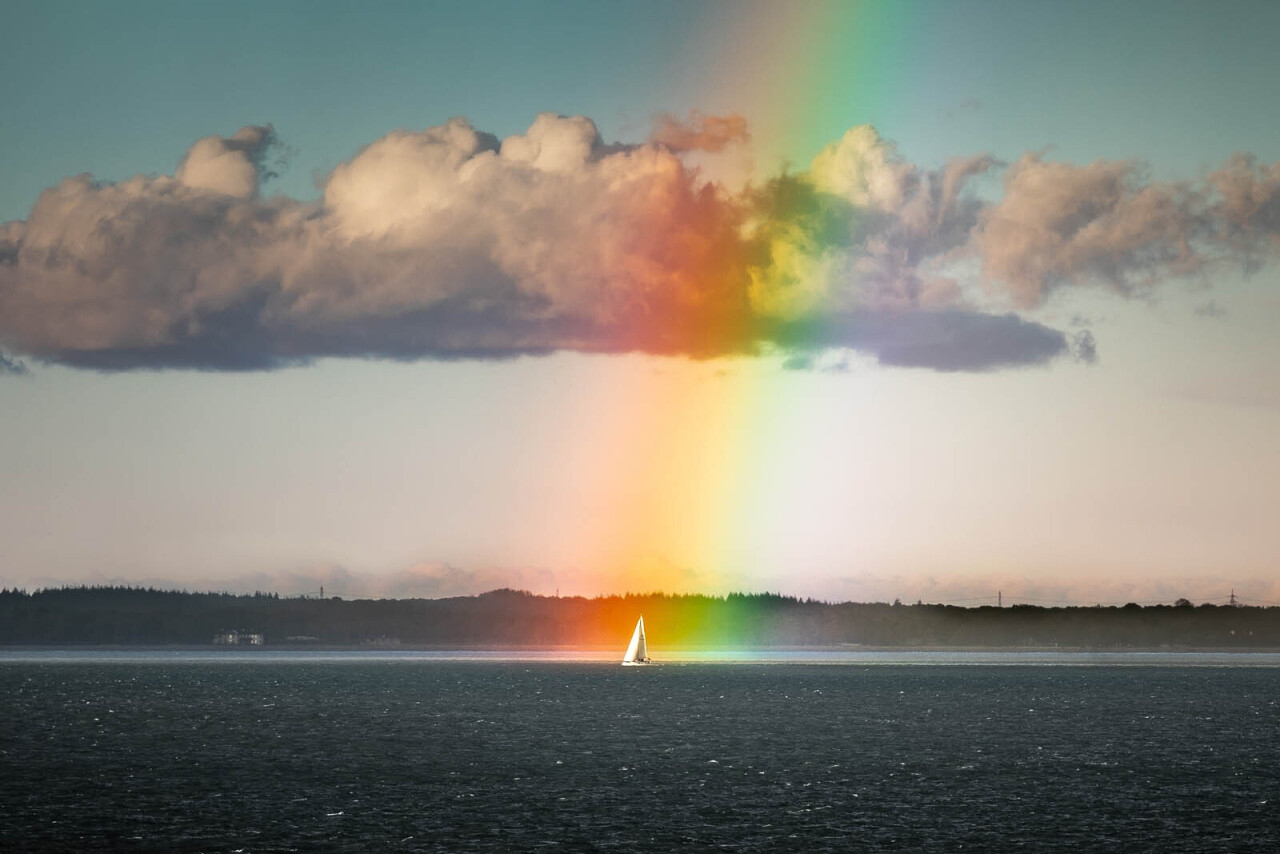 Парусник и радуга у побережья острова Уайт