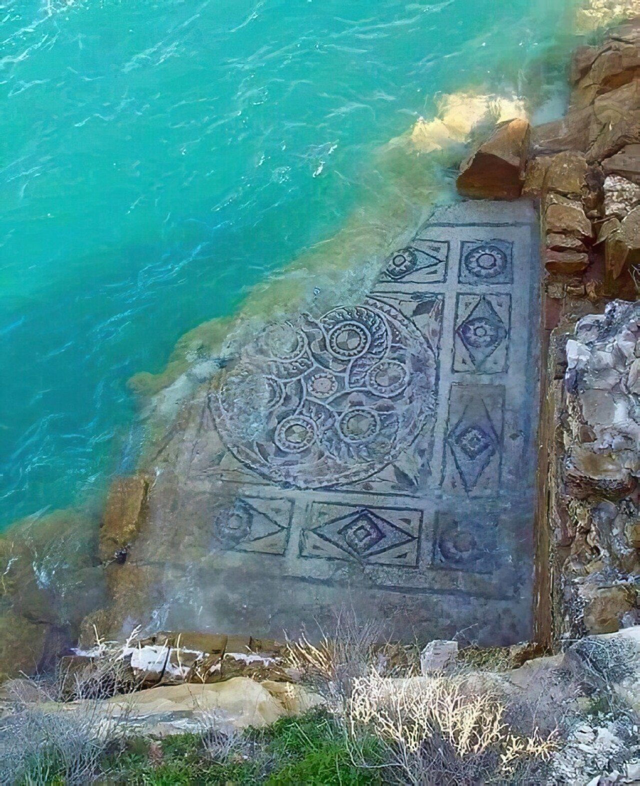 2000-летняя римская мозаика, омываемая водами Евфрата. Зевгма, Турция