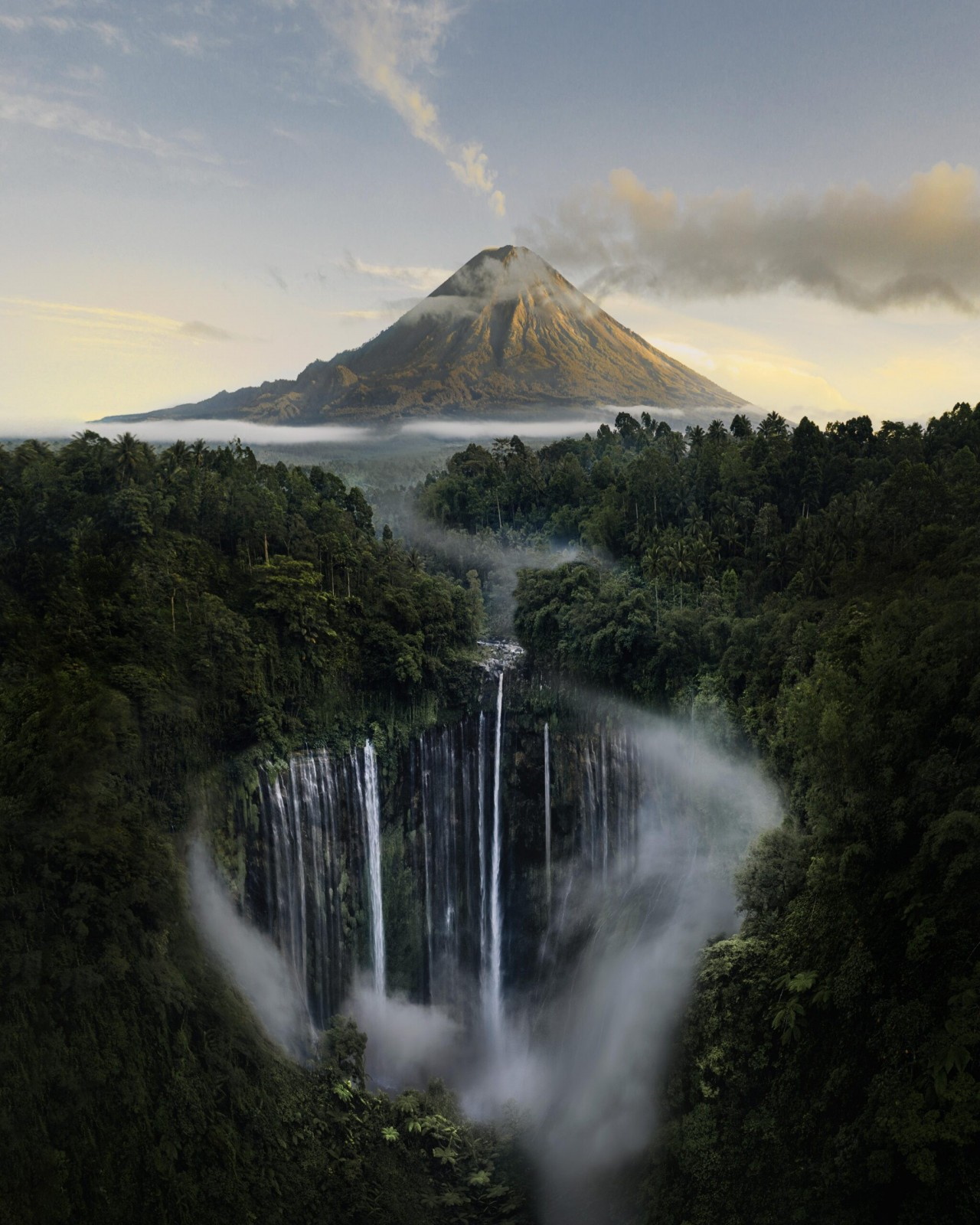 Тумпак Севу или Тысяча водопадов на фоне вулкана Семеру, Индонезия