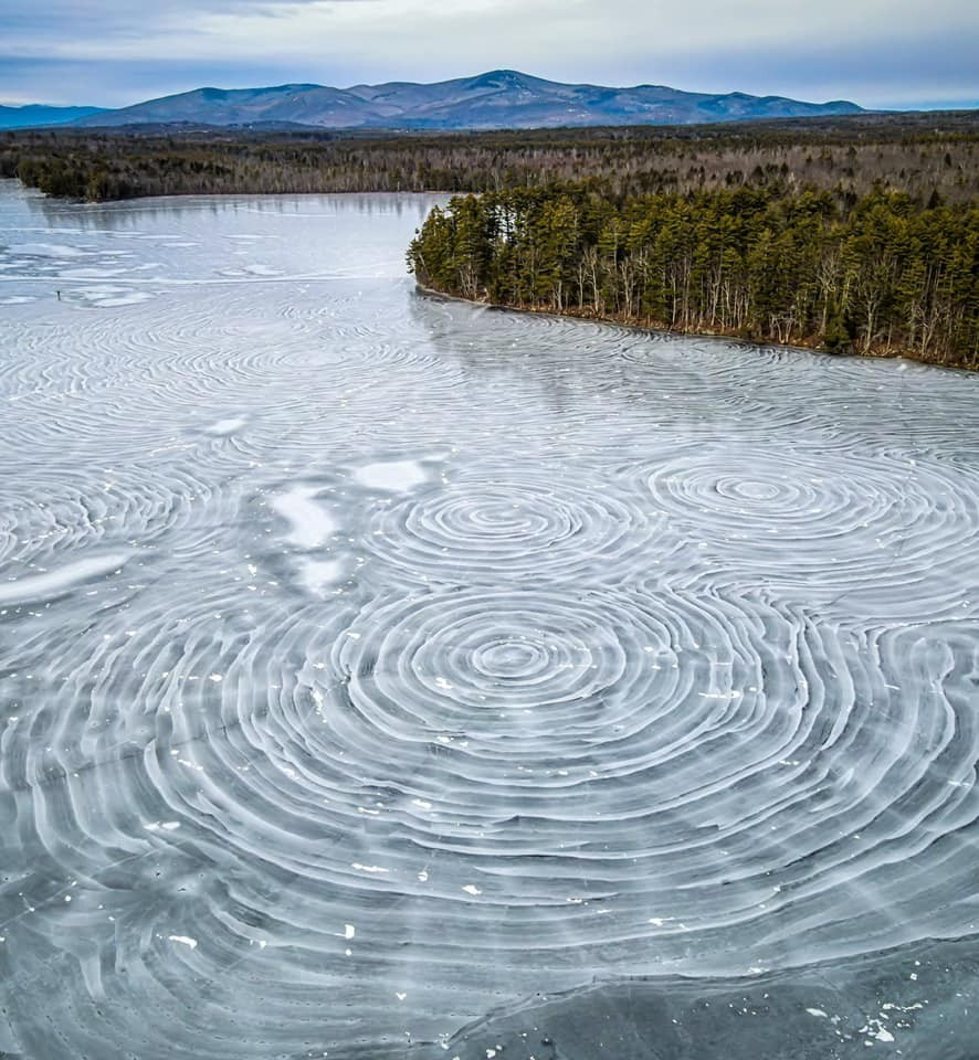 Завораживающие круги на льду озера