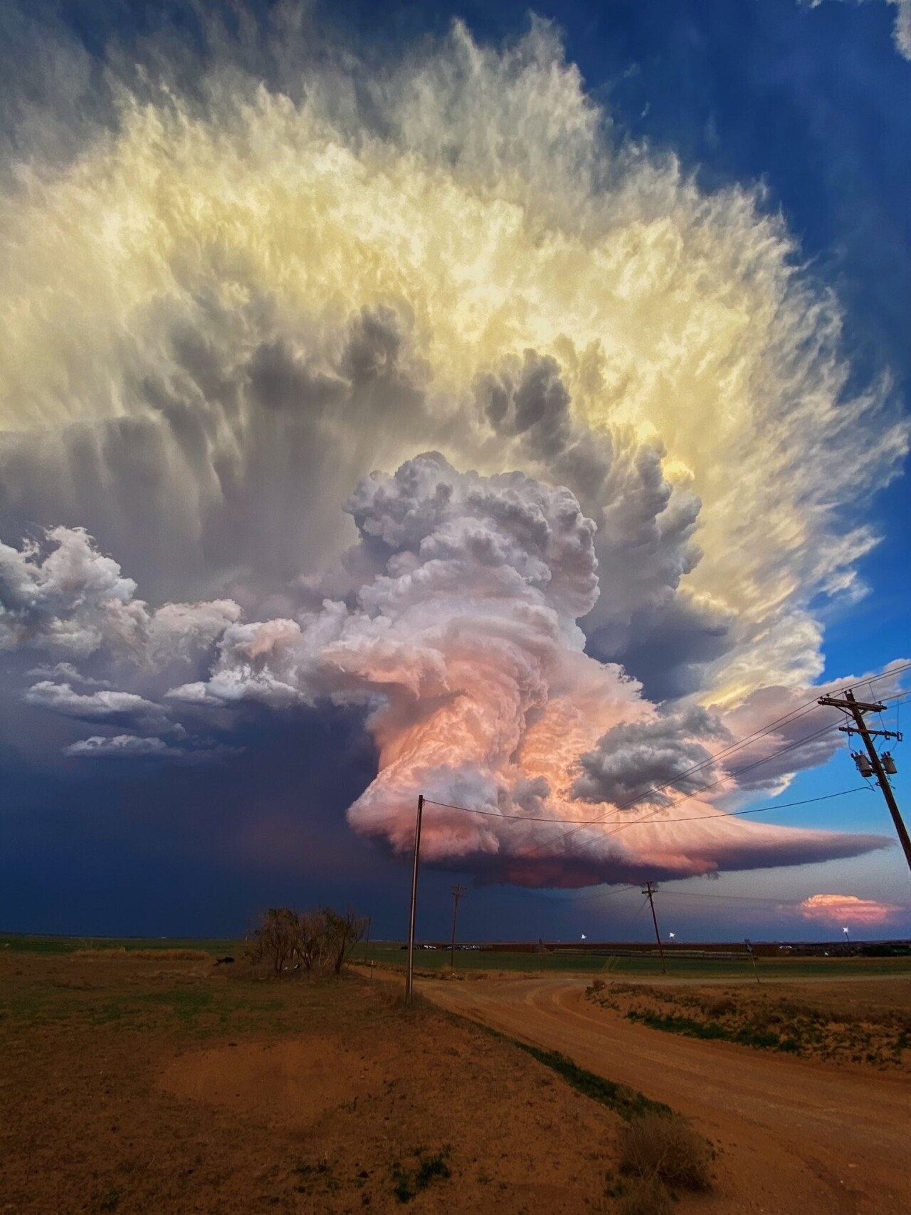 Фантастическая буря на закате солнца в Техасе 17 мая 2021 года