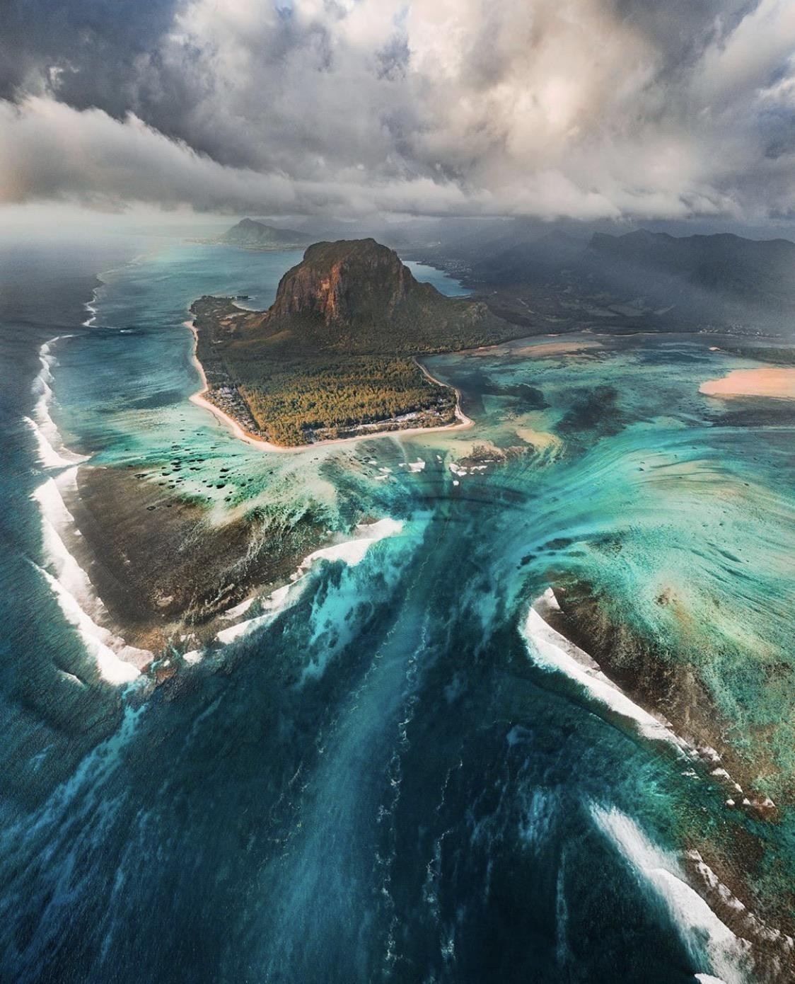 Подводный водопад на острове Маврикий