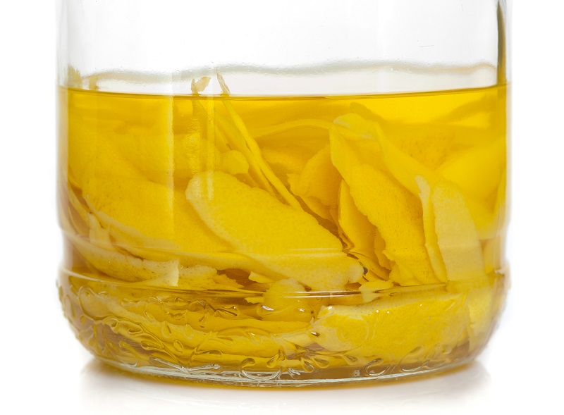 Процесс настаивания лимонной цедры для ликера лимончелло