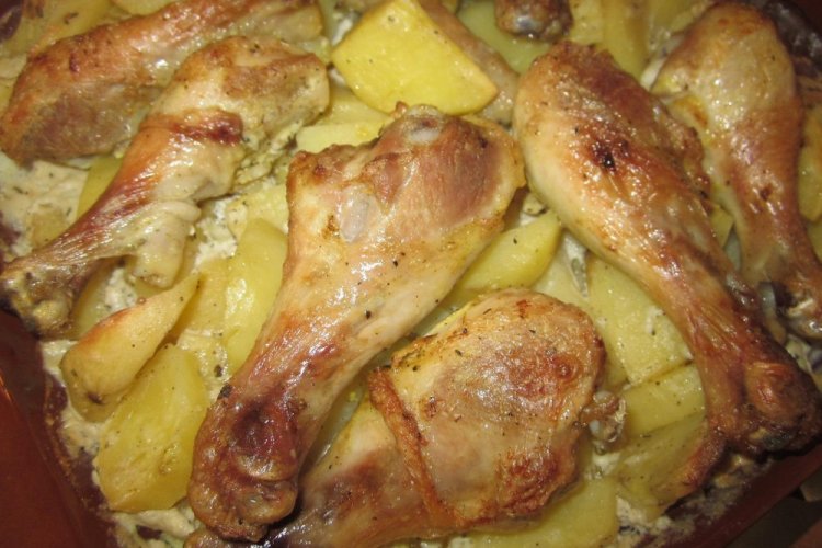 Куриные ножки с картошкой и луком в духовке