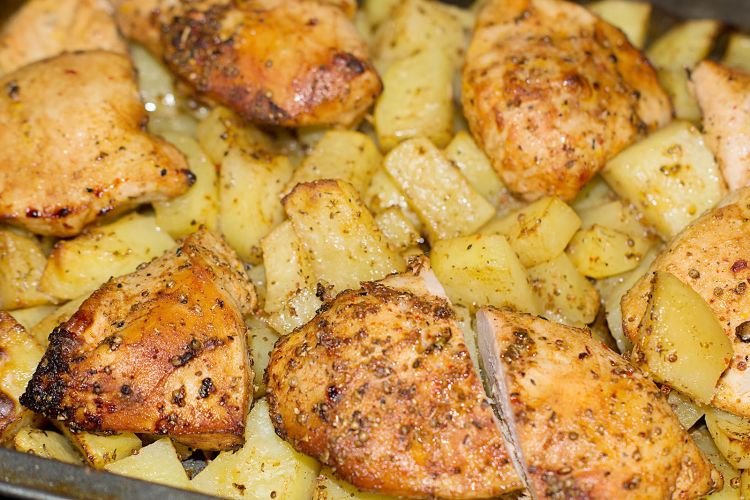 Курица с картошкой в духовке за 30 минут