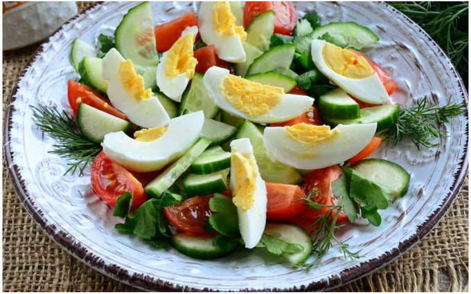 Простой салат с креветками, яйцом и огурцом