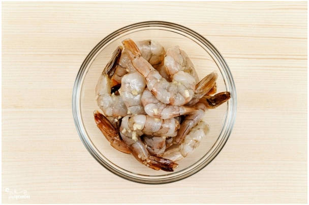 Салат с креветками, руколой и кедровыми орешками