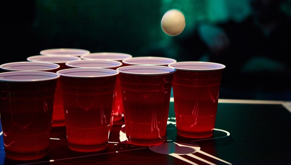 Алкогольные игры для компании — как спасти вечеринку, если стало скучно